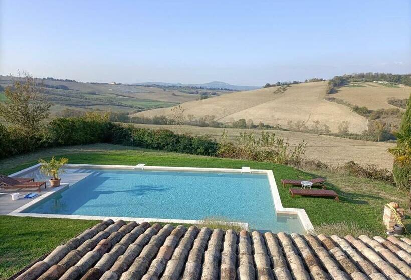 غرفة قياسية مطلّة علي حمام السباحة, Casale Il Girasole