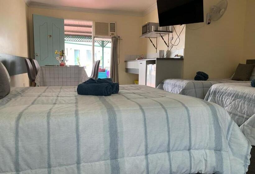 اتاق خانوادگی, Central Point Motel