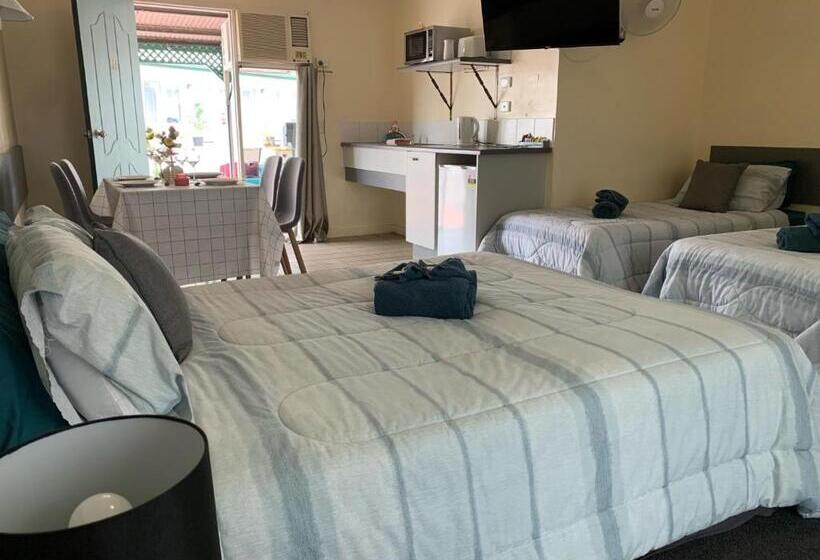 اتاق خانوادگی, Central Point Motel