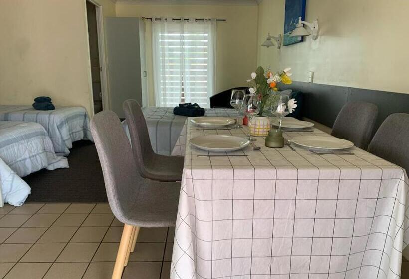 اتاق خانوادگی, Central Point Motel