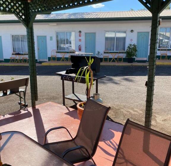 اتاق خانوادگی, Central Point Motel