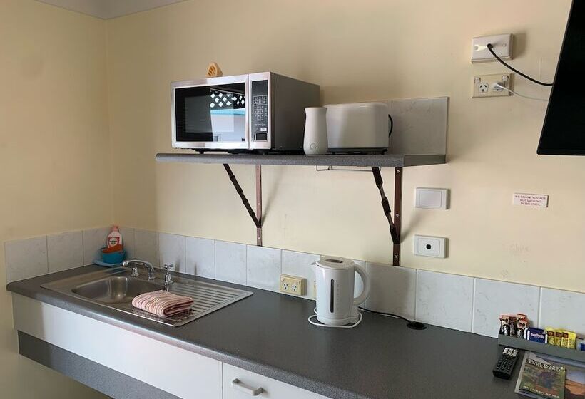 اتاق خانوادگی, Central Point Motel