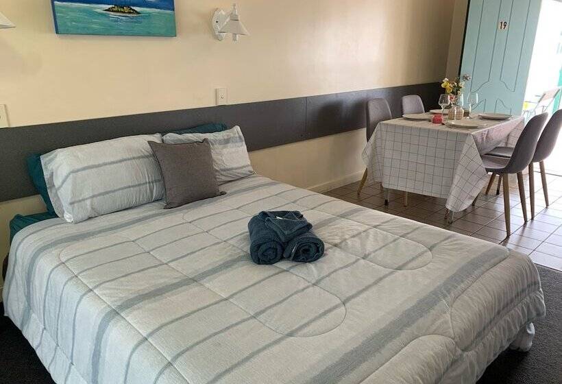 اتاق خانوادگی, Central Point Motel