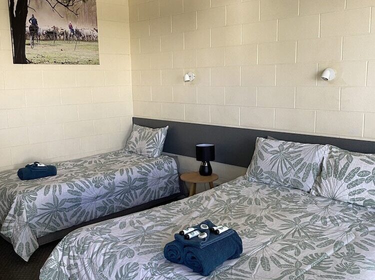 اتاق خانوادگی, Central Point Motel