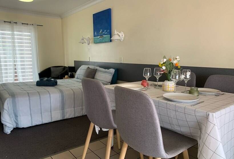 اتاق خانوادگی, Central Point Motel