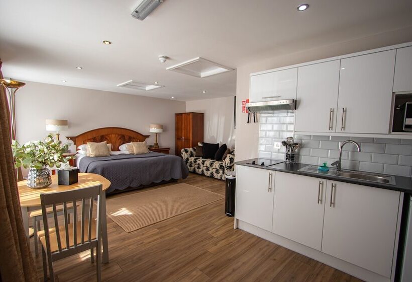 غرفة تنفيذية, Cley Hall