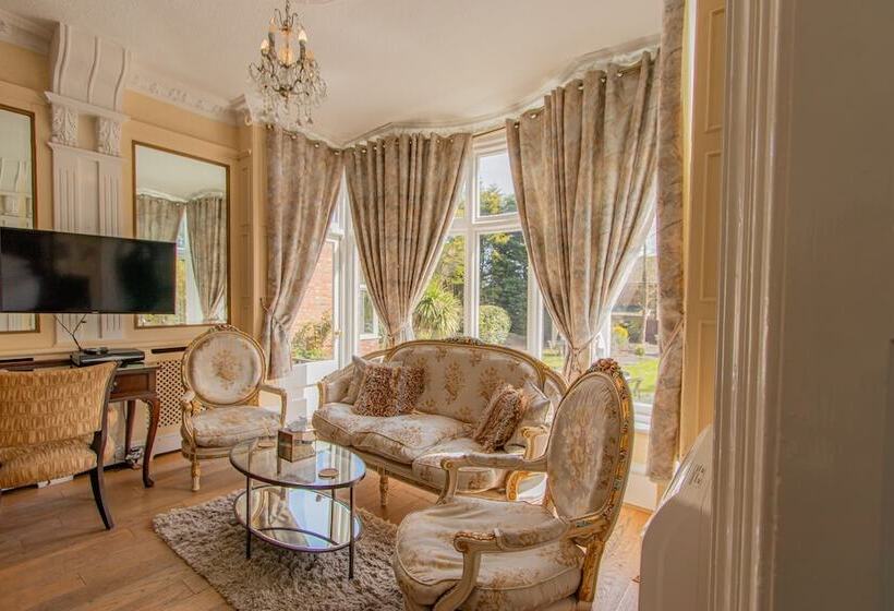 جناح جونيور, Cley Hall