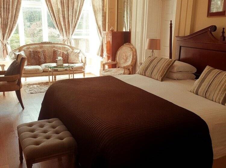 جناح جونيور, Cley Hall