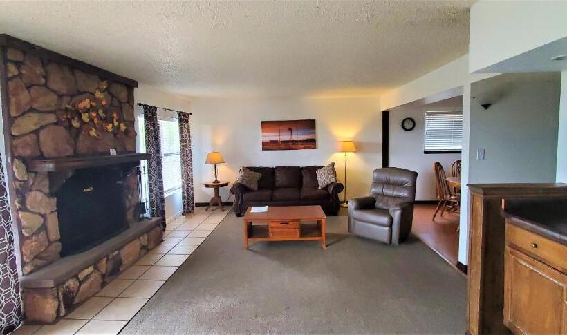 דירת שלושה חדרים, High Sierra Condominiums