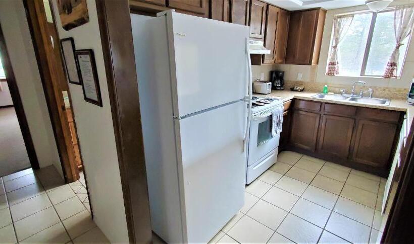 דירת שלושה חדרים, High Sierra Condominiums