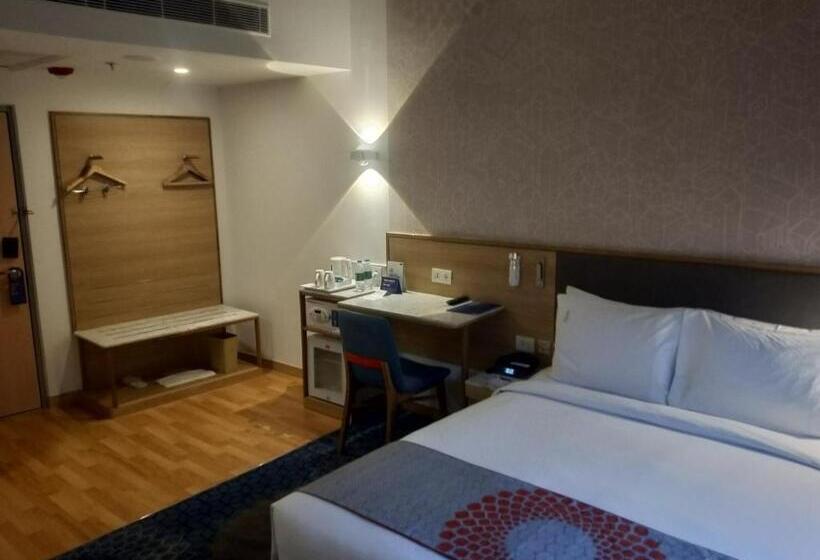Engelliler için Standart Oda, Holiday Inn Express Gurugram Sector 50, An Ihg