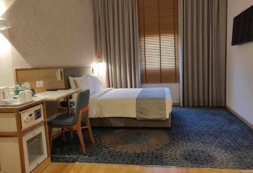 Engelliler için Standart Oda, Holiday Inn Express Gurugram Sector 50, An Ihg