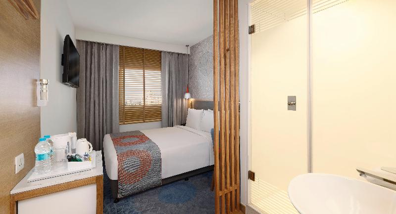 Standard Szoba Queen Size Bed, Holiday Inn Express Gurugram Sector 50, An Ihg