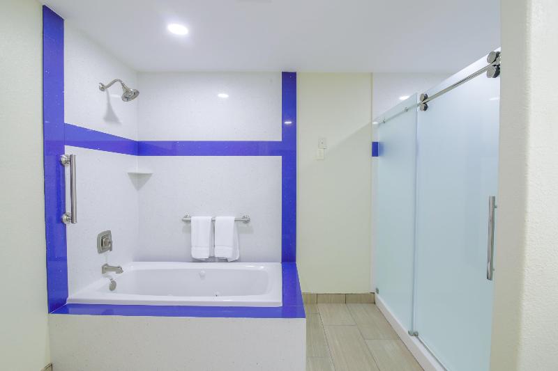 Люкс Кровать Кинг, Holiday Inn Express & Suites Raymondville By Ihg