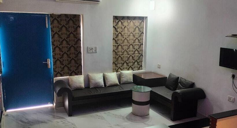 חדר משפחתי, Rahul Guest House