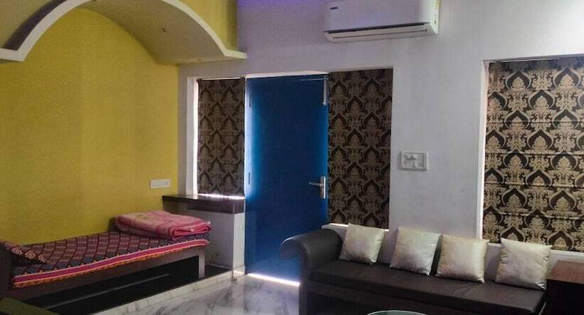 חדר משפחתי, Rahul Guest House