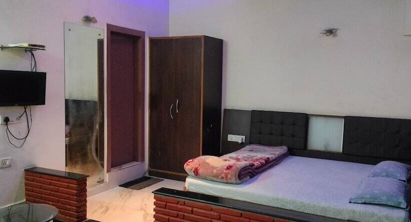 חדר משפחתי, Rahul Guest House