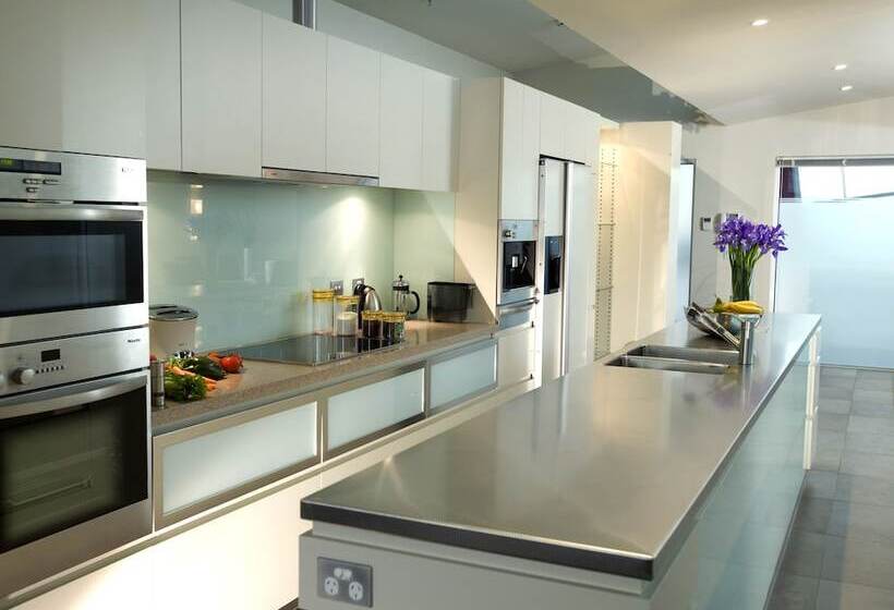 带两个卧室的顶楼公寓, Sullivans Cove Apartments