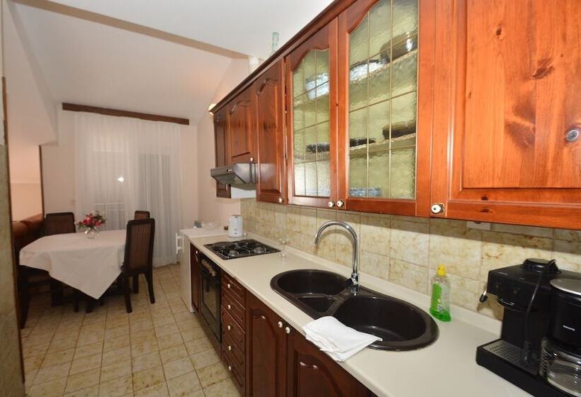 Апартаменты 2 Спальни Вид на Море, Restaurant Pension Dioklecijan