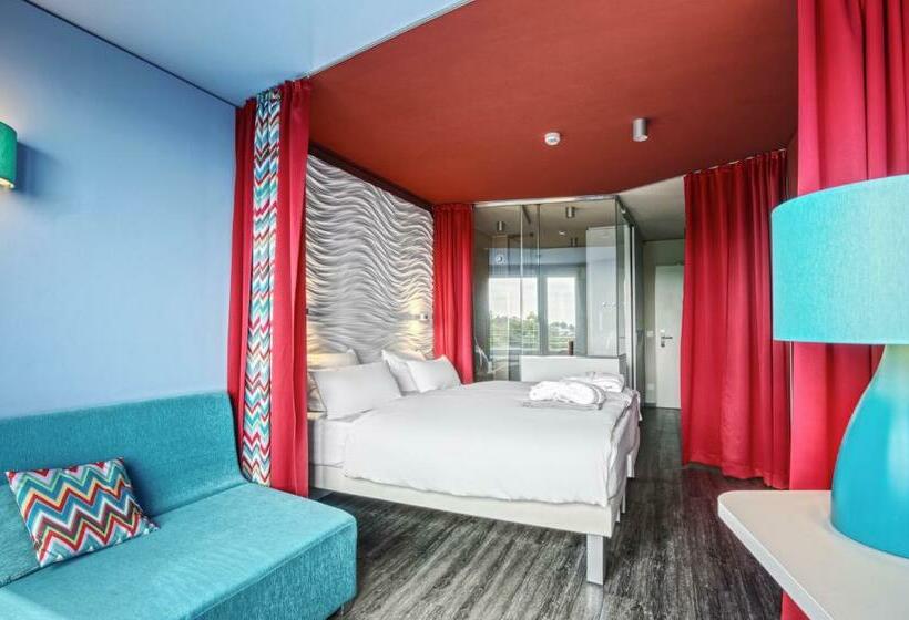 스탠다드 룸, Aja Gromitz