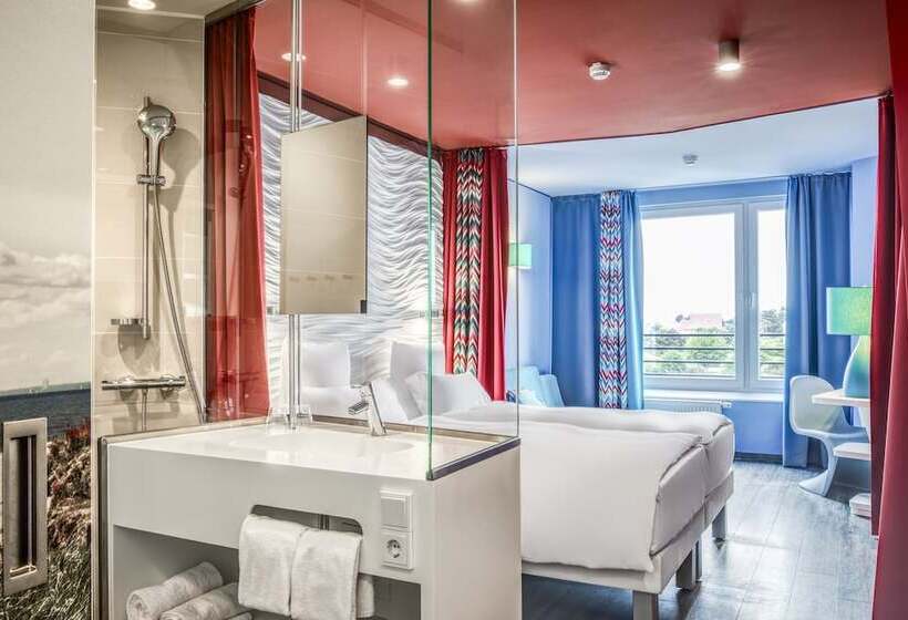 스탠다드 룸, Aja Gromitz