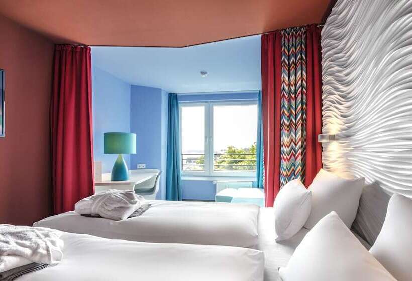 스탠다드 룸, Aja Gromitz