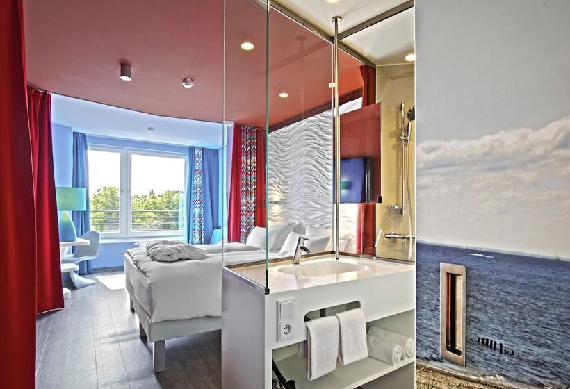 스탠다드 룸, Aja Gromitz