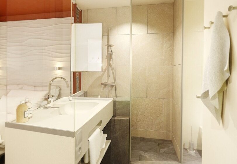 스탠다드 룸, Aja Gromitz