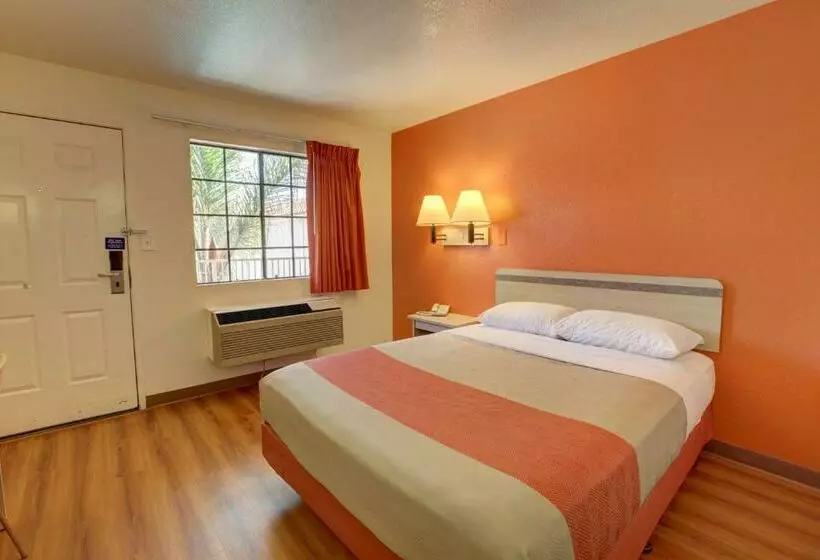 スタンダードルーム, Motel 6bellflower, Ca  Los Angeles