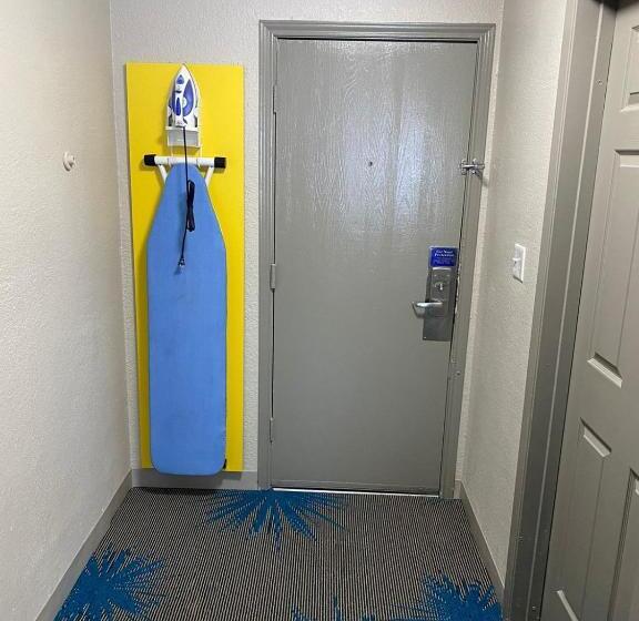 适合残疾人士使用的带超级大床的标准间, Days Inn By Wyndham Waco University Area