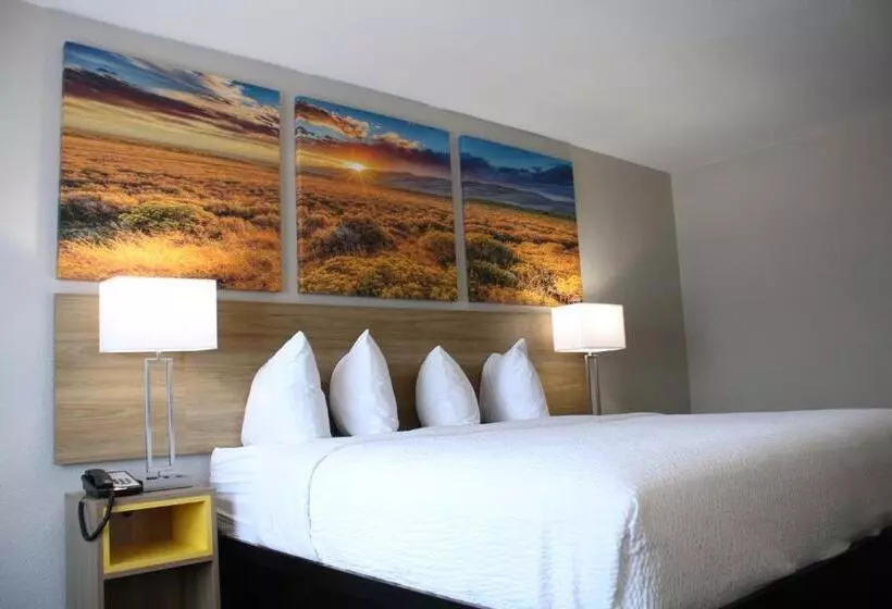身障者適用キングサイズベッドルーム, Days Inn By Wyndham Waco University Area