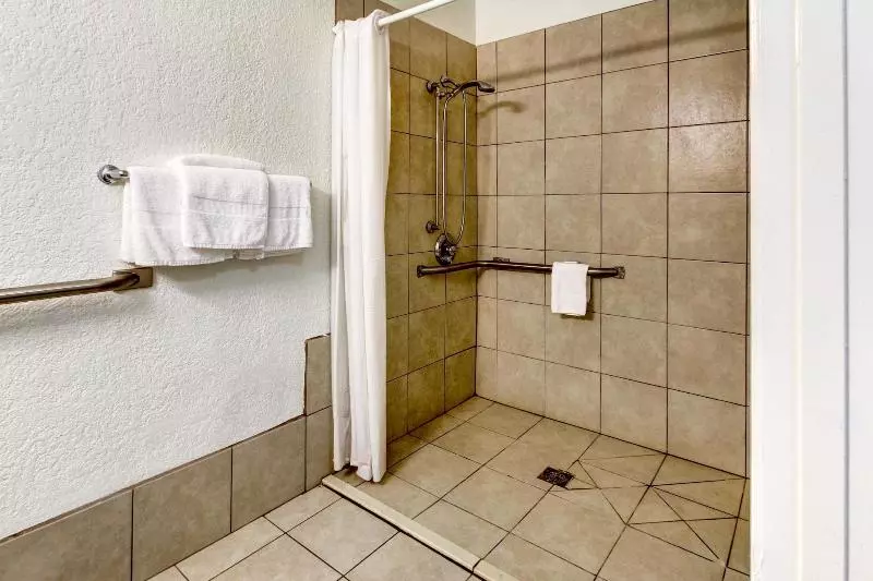 身障者適用キングサイズベッドルーム, Days Inn By Wyndham Waco University Area