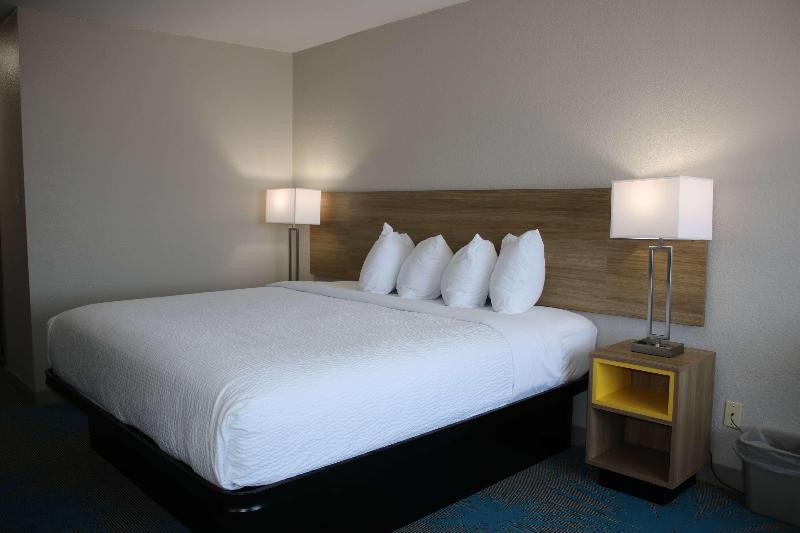 适合残疾人士使用的带超级大床的标准间, Days Inn By Wyndham Waco University Area