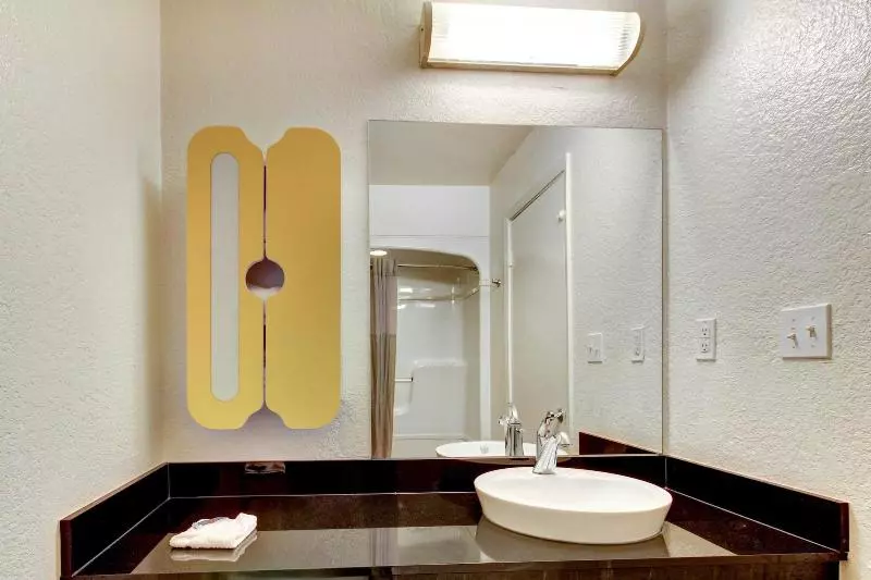 キングサイズベッドのスタンダードルーム, Days Inn By Wyndham Waco University Area