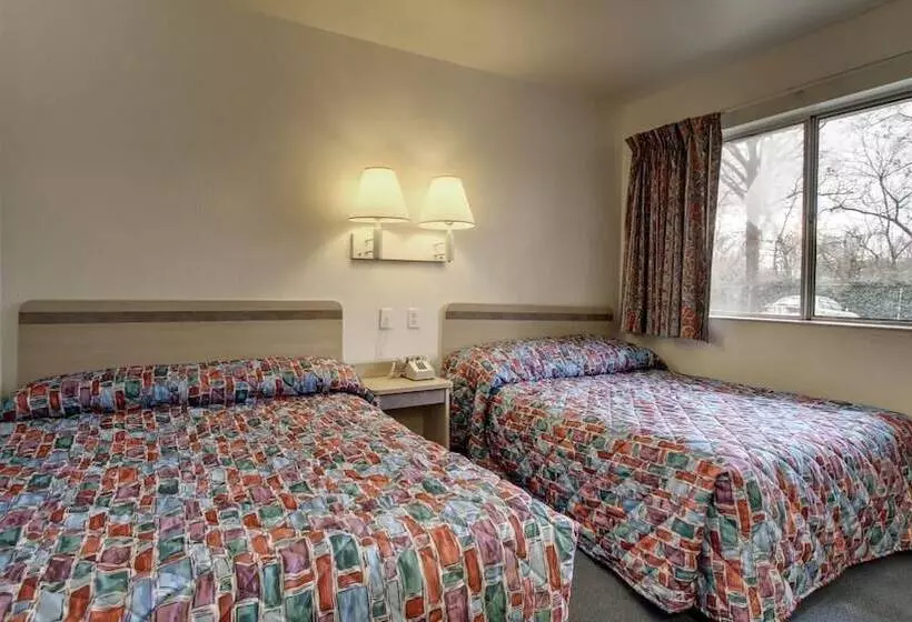 ２ダブルベッドのスタンダードルーム, Red Carpet Inn Louisville North Jeffersonville In