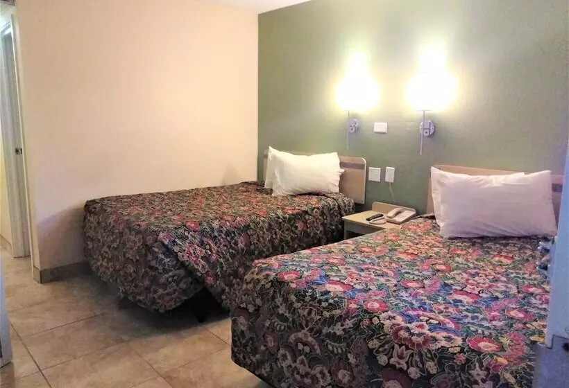 ２ダブルベッドのスタンダードルーム, Red Carpet Inn Louisville North Jeffersonville In