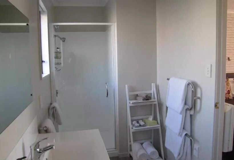 استودیوی استاندارد, Amber Court Motel Nelson