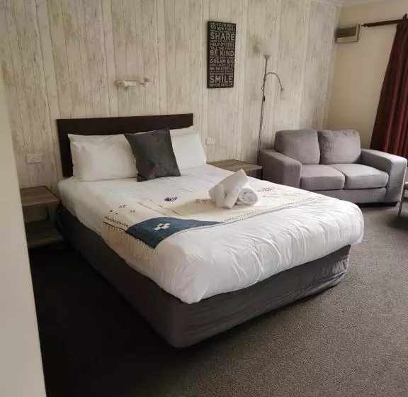 استودیوی لوکس, Amber Court Motel Nelson