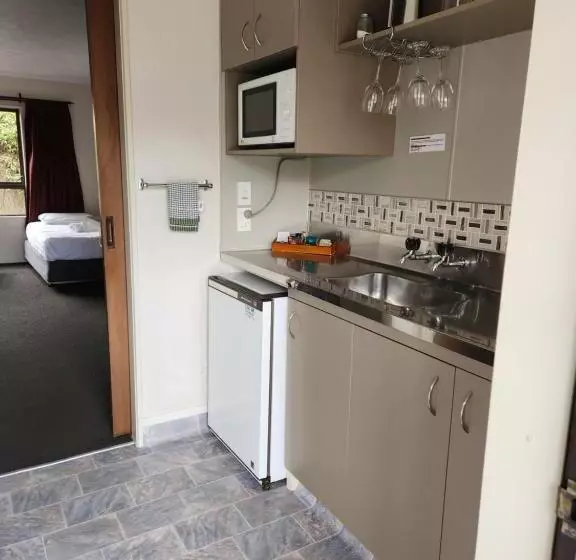 استودیوی لوکس, Amber Court Motel Nelson