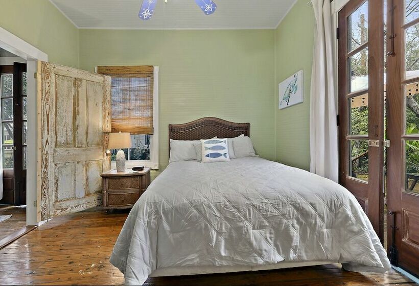 منزل غرفة نوم واحدة, Carroll House Cottages