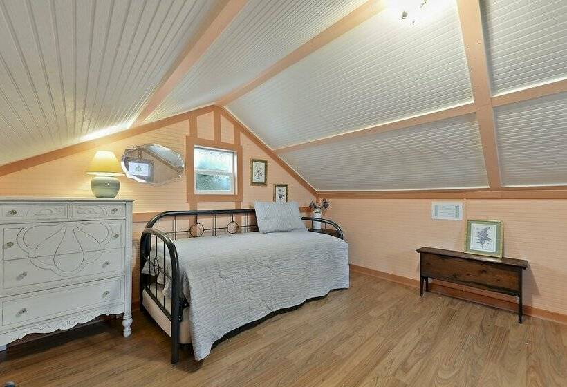 منزل غرفة نوم واحدة, Carroll House Cottages