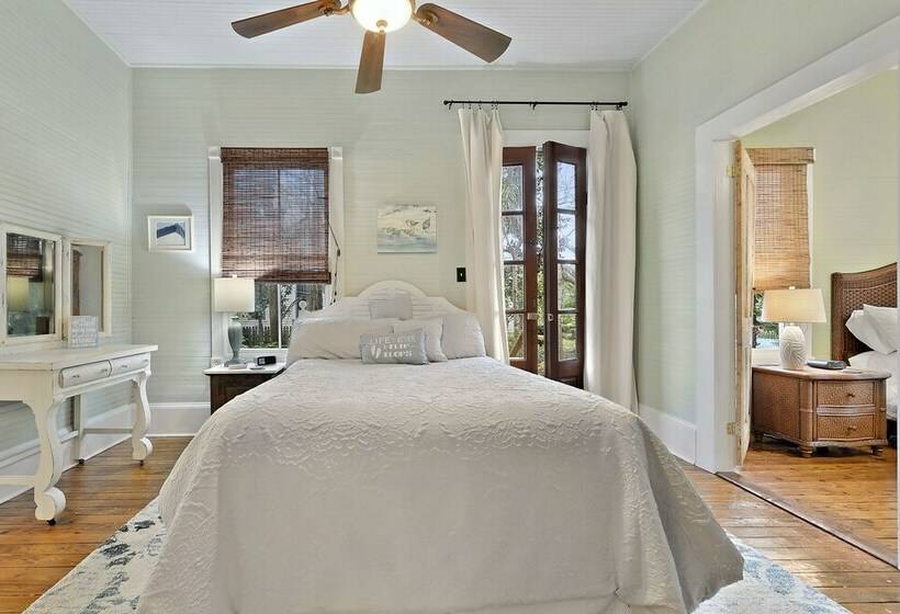 منزل غرفة نوم واحدة, Carroll House Cottages