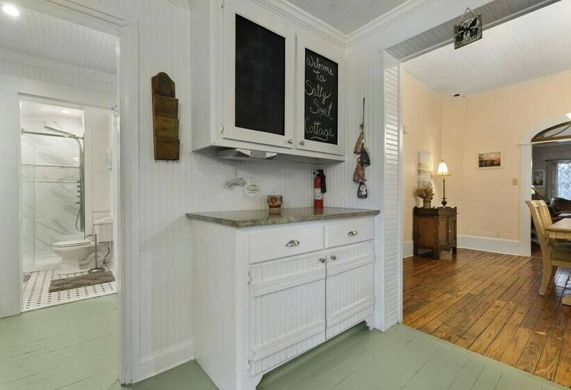 منزل غرفة نوم واحدة, Carroll House Cottages