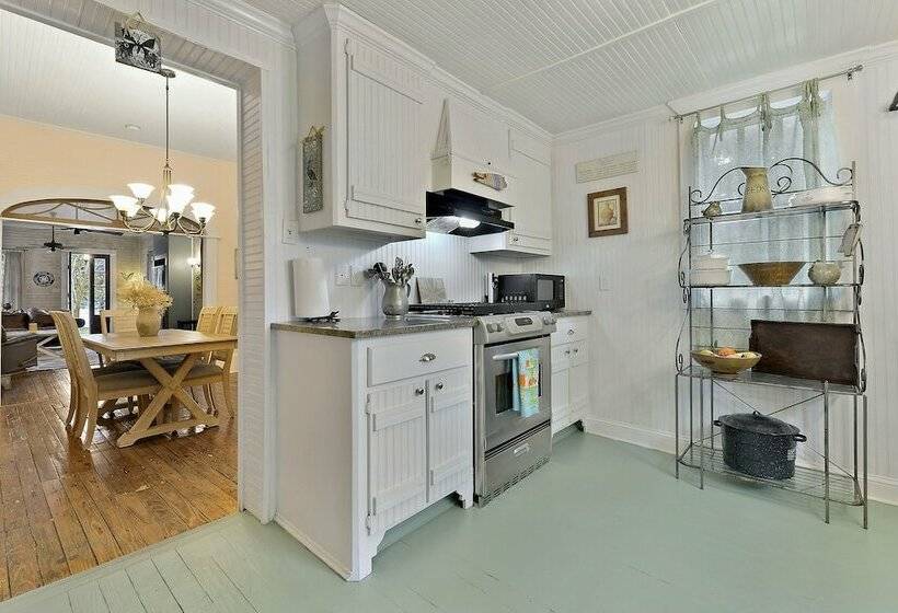 منزل غرفة نوم واحدة, Carroll House Cottages