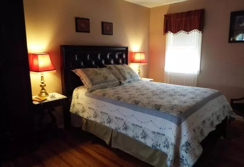 庭の見えるスタンダードトリプルルーム, The Tillie Pierce House Inn