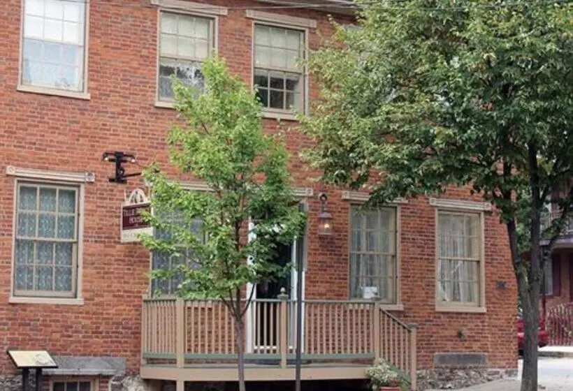 庭の見えるスタンダードトリプルルーム, The Tillie Pierce House Inn