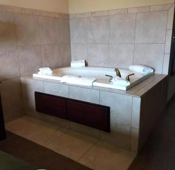 Standard-huone King-vuode, Amerivu Inn And Suites   Crookston