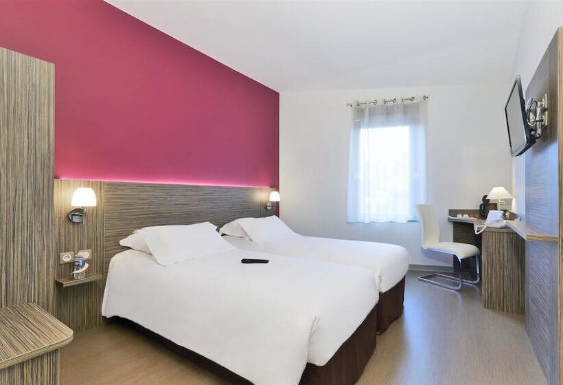 Номер Стандарт, Kyriad Saint Chely D Apcher  Aire De La Lozere