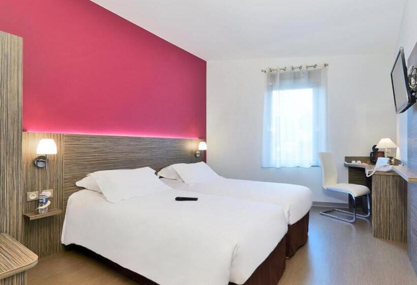 Номер Стандарт, Kyriad Saint Chely D Apcher  Aire De La Lozere