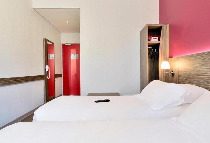 Номер Стандарт, Kyriad Saint Chely D Apcher  Aire De La Lozere